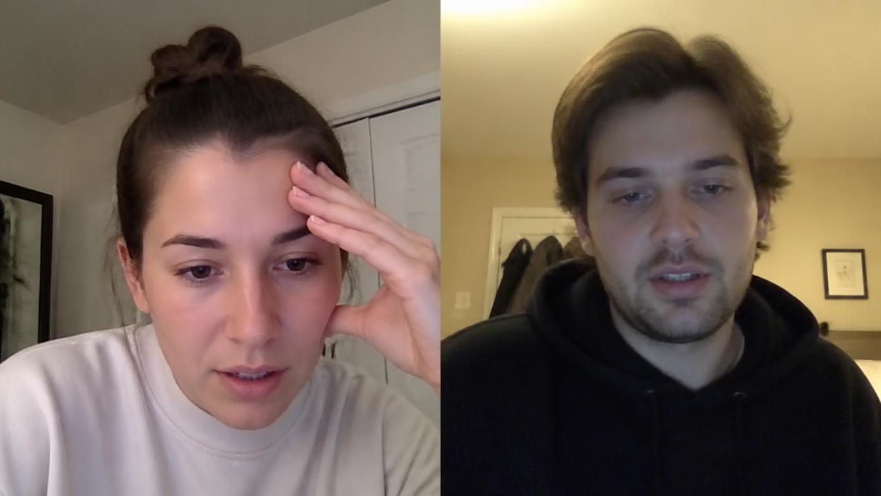 Dos personas revisando un timeline de boda durante una sesión en línea